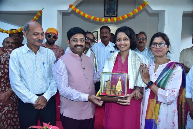 मंत्री नन्दी ने हरियाणा पीसीएस (जे) में 14वीं रैंक प्राप्त कर जज बनने वाली समृद्धि प्रताप सिंह को किया सम्मानित। मंत्री नन्दी ने हरियाणा पीसीएस (जे) में 14वीं रैंक प्राप्त कर जज बनने वाली समृद्धि प्रताप सिंह को किया सम्मानित।