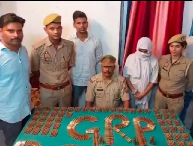 ट्रेन में राइफल की सैकड़ों गोलियां लेकर सफर कर रही थी युवती।