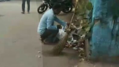 इंदिरा गांधी आई हॉस्पिटल लखनऊ के पास जलाया जा रहा कूड़ा, बना रहा वायु प्रदूषण का कारण।