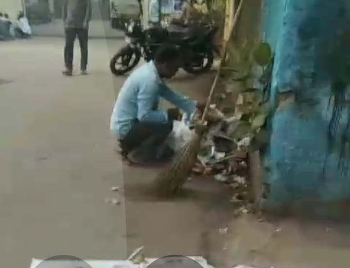 इंदिरा गांधी आई हॉस्पिटल लखनऊ के पास जलाया जा रहा कूड़ा, बना रहा वायु प्रदूषण का कारण।