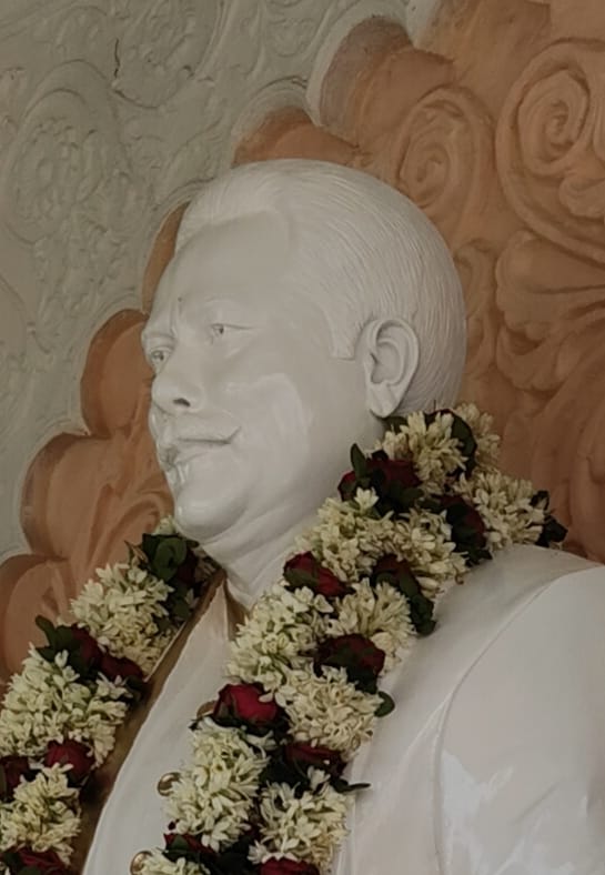 सहाराश्री’ की पहली पुण्यतिथि पर पुष्पांजलि देने को लगी कतार।