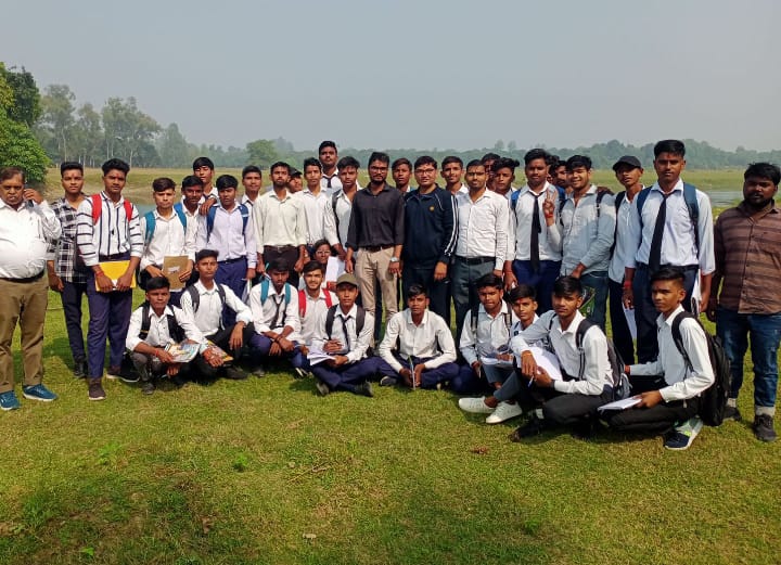 छात्रों ने लखनऊ के भौगोलिक सांस्कृतिक और ऐतिहासिक की जानकारी प्राप्त की।