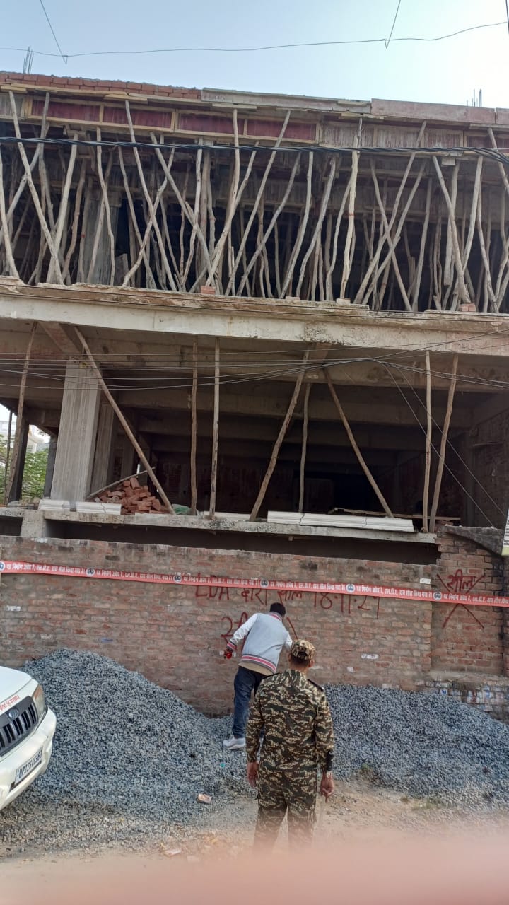 जानकीपुरम में एक अवैध व्यावसायिक निर्माण सील।