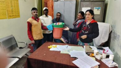 फाईलेरिया के मरीजों को बांटी गई किट,बचाव के लिए दिया गया परामर्श।