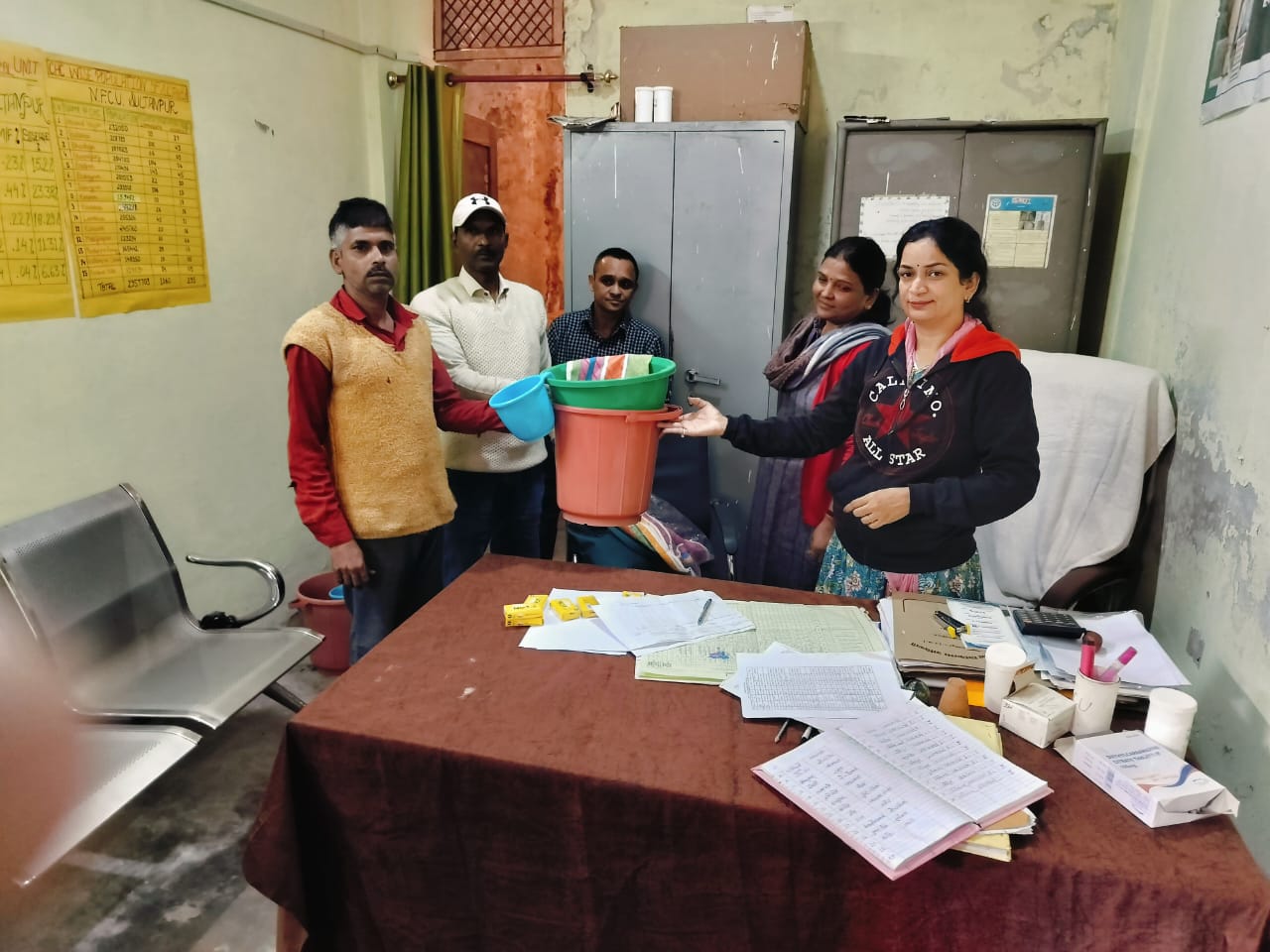 फाईलेरिया के मरीजों को बांटी गई किट,बचाव के लिए दिया गया परामर्श।