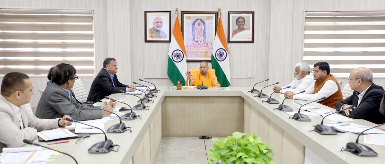 जनप्रतिनिधियों के समन्वय से कराएं रोड रिस्टोरेशन और जलापूर्ति का काम: मुख्यमंत्री।