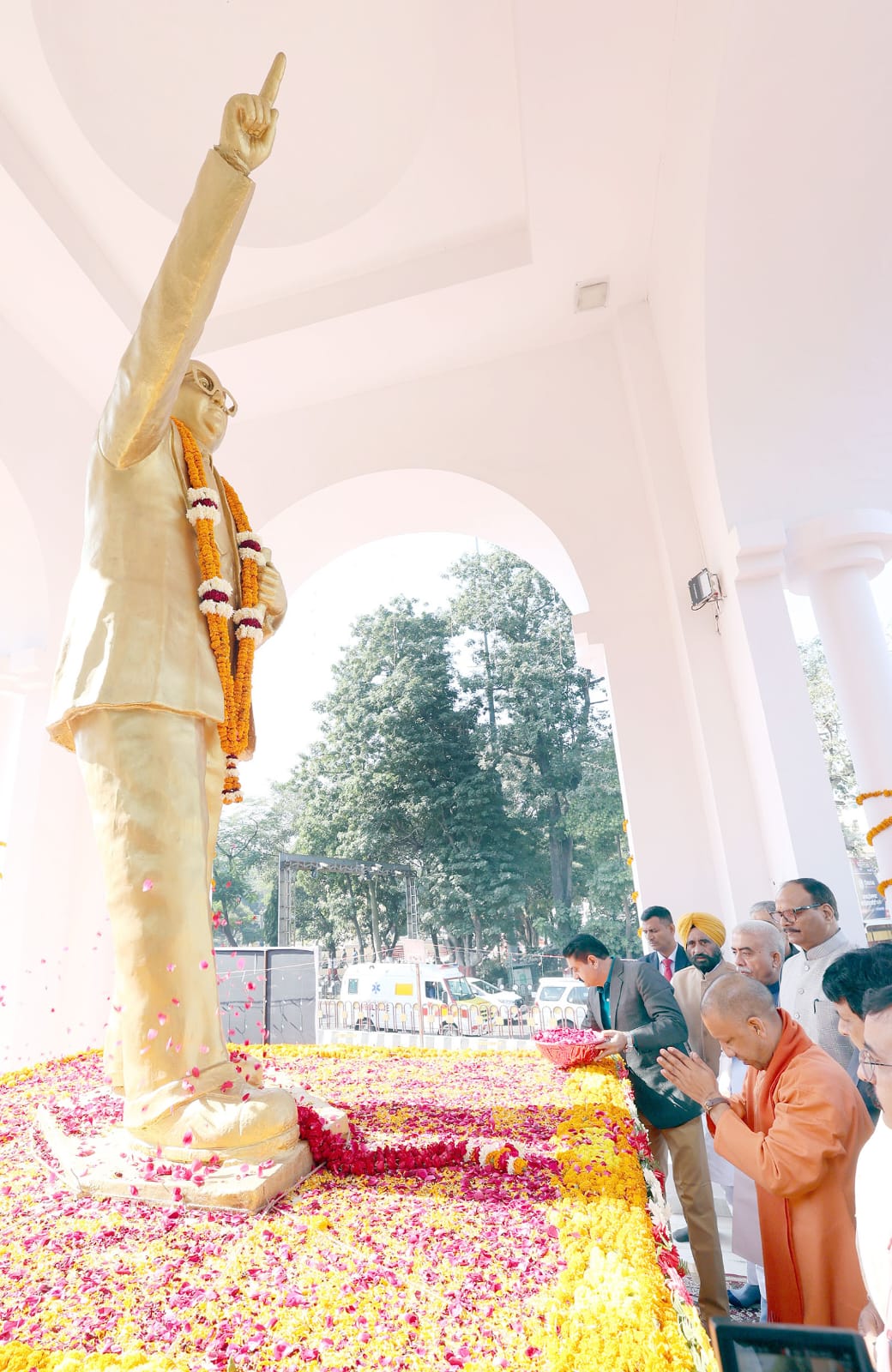 सीएम योगी जी ने श्री भीमराव अंबेडकर की पुण्यतिथि पर माल्यापर्ण किया।