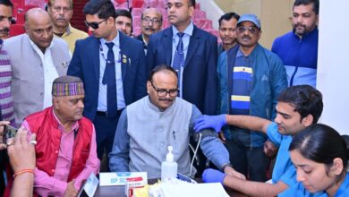 निःशुल्क स्वास्थ्य शिविर में पत्रकारों ने स्वास्थ्य परीक्षण कराकर उठाया लाभ।