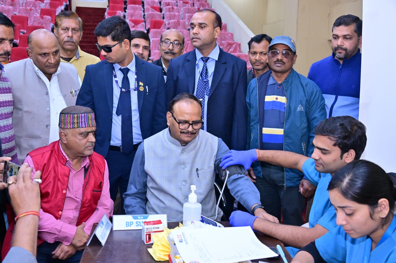 निःशुल्क स्वास्थ्य शिविर में पत्रकारों ने स्वास्थ्य परीक्षण कराकर उठाया लाभ।