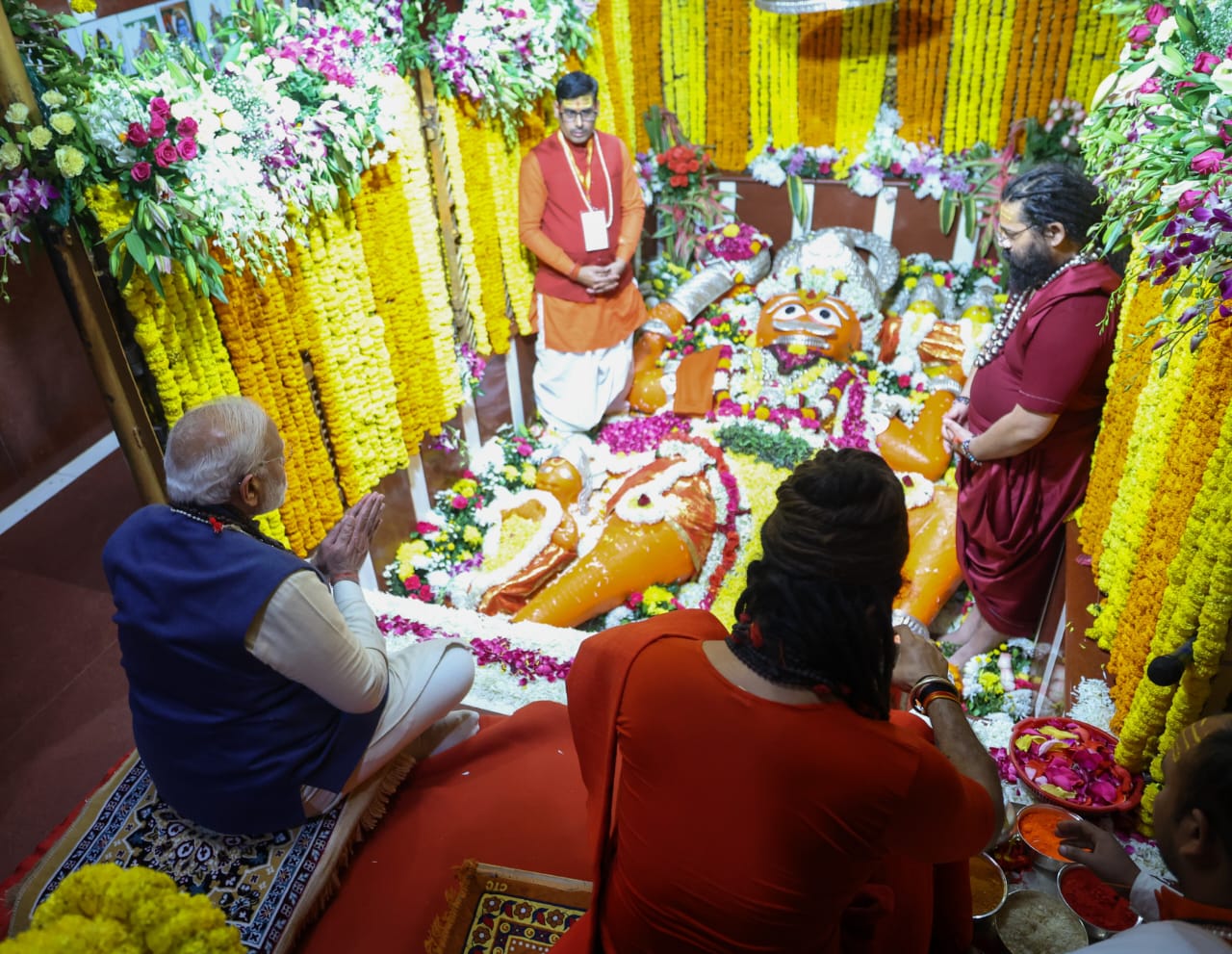 बड़े हनुमान जी के श्रीचरणों में नतमस्तक पीएम मोदी ने ‘भक्ति की शक्ति’ का किया आह्वान।