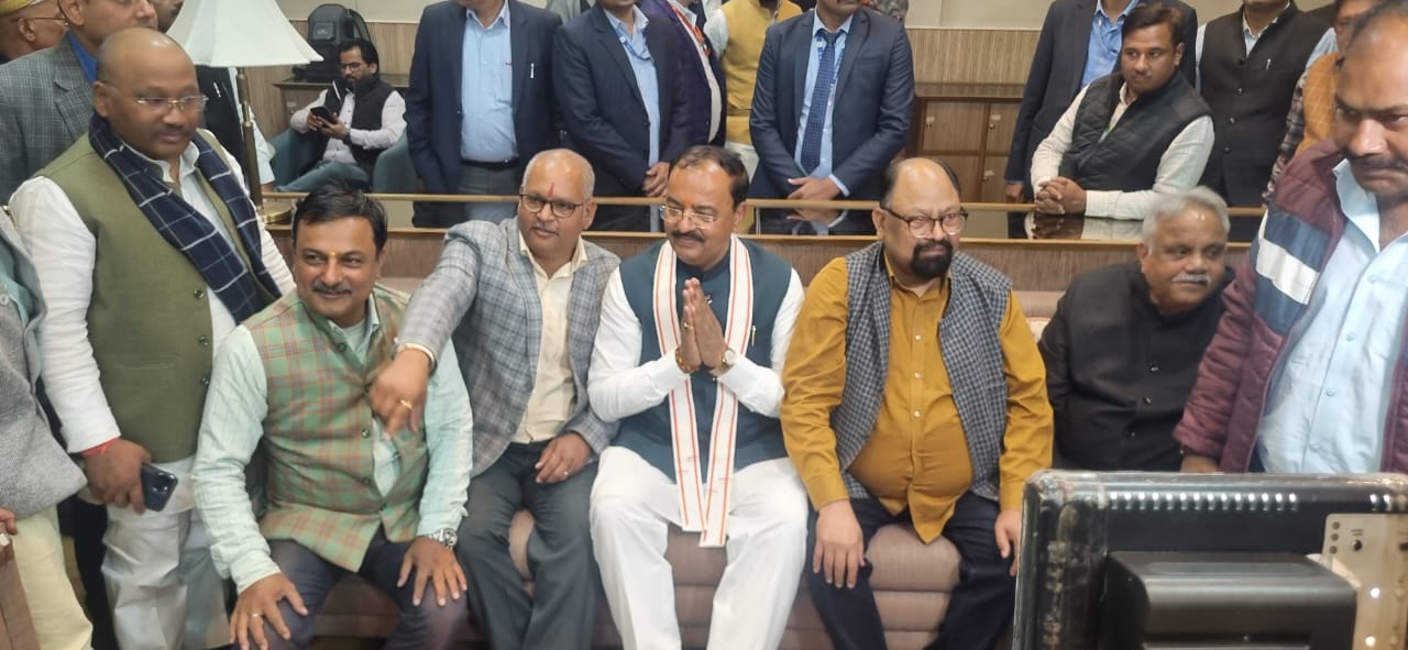 नव सुसज्जित मीडिया कक्ष में पत्रकारों से मिलने पहुंचे डिप्टी सीएम केशव प्रसाद मौर्या।