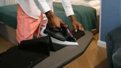 दुकान में कपड़ा प्रेस करते हुई दो लोगों की मौत।