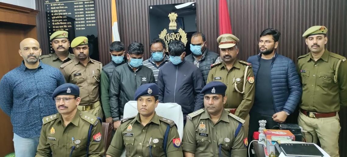 एटीएम मशीन में छेड़खानी कर लोगों का कैश, एक पट्टी के जरिए लूटने वाले 5 शातिर चोर हुए गिरफ्तार।