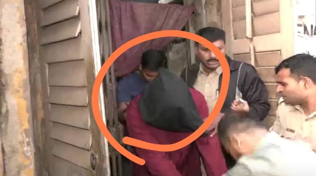 पश्चिम बंगाल में शॉल बेचते पकड़ा गया आतंकी।