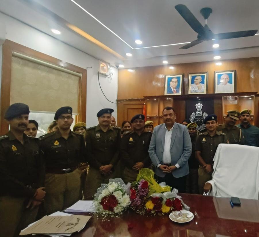 चौपाल के माध्यम से महिलाओं को किया गया जागरूक।