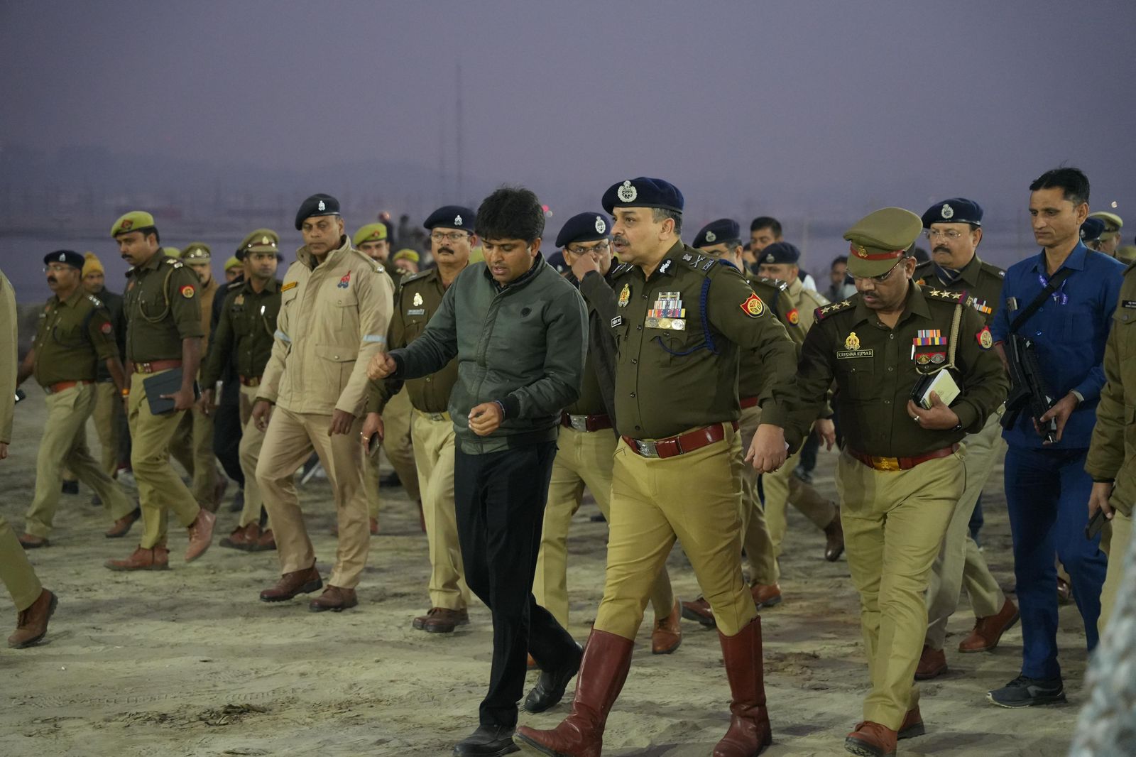 महाकुंभ-2025 की सुरक्षा और व्यवस्था के संबंध में एडीजी कानून व्यवस्था श्री अमिताभ यश द्वारा स्थलीय निरीक्षण एवं बैठक आयोजित।