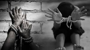 पुलिस के आने से पहले ही बच्चे को लेकर फरार हुआ मानव तस्कर।