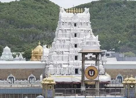 आंध्र प्रदेश: तिरुपति मंदिर परिसर में मची भगदड़, चार भक्तों की मौत, कई घायल।