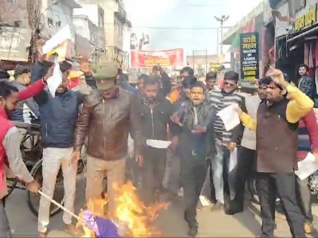 चंद्रशेखर रावण का हिंदू समाज पार्टी ने फूंका पुतला।
