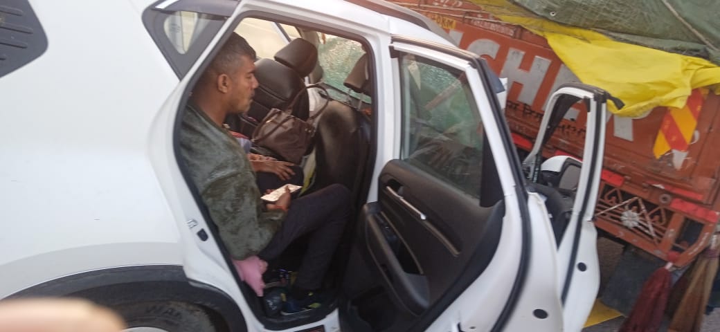 पूर्वांचल एक्सप्रेसवे पर भीषण हादसा,ट्रेलर में घुसी कार,छह घायल,तीन की हालत नाज़ुक। पूर्वांचल एक्सप्रेसवे पर भीषण हादसा,ट्रेलर में घुसी कार,छह घायल,तीन की हालत नाज़ुक।