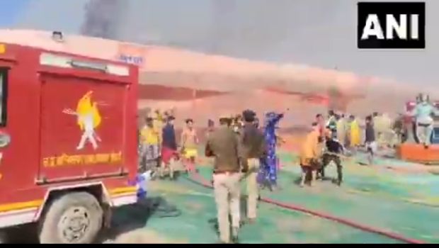 महाकुंभ मेला क्षेत्र में फिर लगी आग, दमकल की गाड़ियां मौके पर।