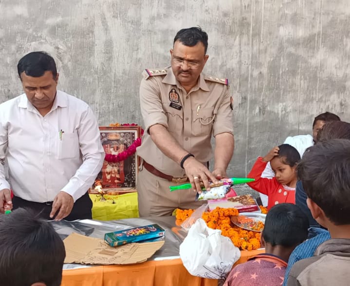 श्री बाला जी गरीब जन उत्थान समिति ने दिव्यांग बच्चों के साथ बांटी खुशियां।