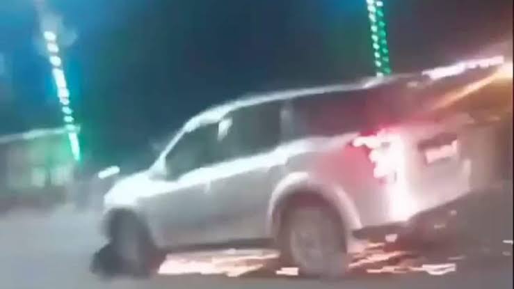 लखनऊ में SUV ने स्कूटी को 11 किमी तक घसीटा, भाई बहन छिटक कर दूर गिरे।