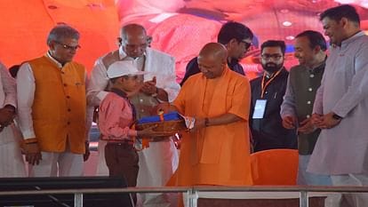 नाथ नगरी में सीएम योगी ने स्कूल चलो अभियान का किया शुभारंभ,यूपी को दी 2554 नई एंबुलेंस की सौगात।