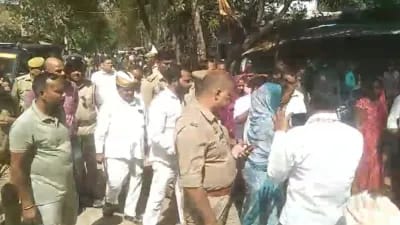 अयोध्या में शराब की दुकान हटवाने के लिए युवक ने किया हाई वोल्टेज ड्रामा,पेट्रोल की बोतल लेकर घुसा शराब की दुकान के अंदर,मच गया हड़कंप।