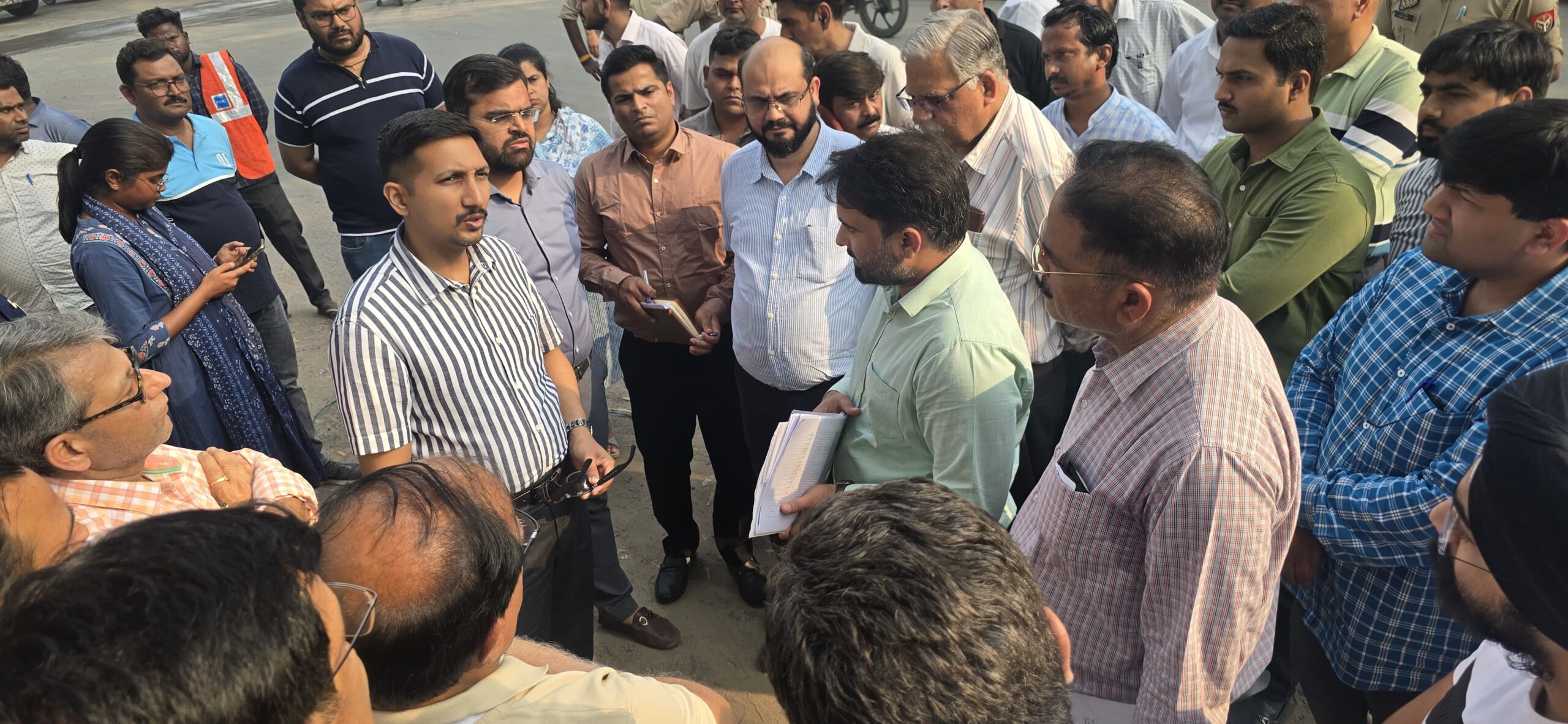 जिलाधिकारी विशाख जी0 ने उद्यमियों की समस्याओं के दृष्टिगत अमौसी इण्डस्ट्रियल एरिया का निरीक्षण किया।