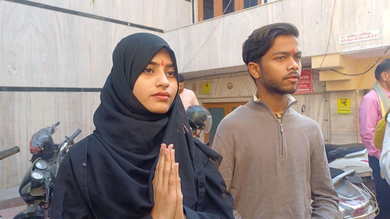 मथुरा टू संभल:साध्वी हर्षा रिछारिया की सनातन युवा जोड़ो यात्रा में बुर्खा पहनकर शामिल हुई मुस्लिम लड़की,प्रेमानंद महाराज को मानती है गुरु।