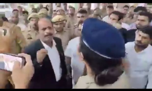 वाराणसी: कचहरी में दारोगा की पिटाई विवाद ने पकड़ा तूल, महिला IPS और वकीलों के बीच जमकर नोकझोंक।
