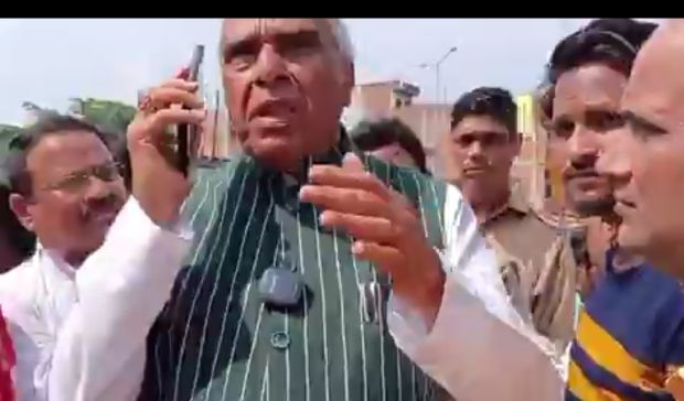 नवरात्रि पर प्रशासन की कार्रवाई से मचा बवाल, सांसद जगदंबिका पाल ने उठाए गंभीर सवाल।