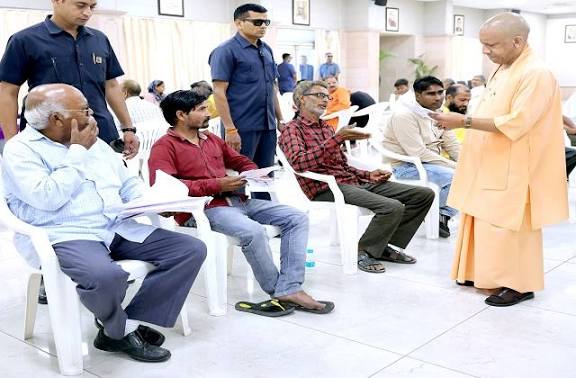 जनता दर्शन में सीएम योगी ने सुनी पीड़ा, किडनी और हार्ट के मरीज को दिलाया इलाज का भरोसा।