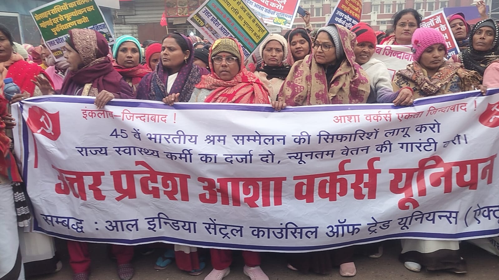 लखनऊ में आशा बहुओं का बड़ा आंदोलन, विधानसभा मार्च से पहले पुलिस ने रोका।