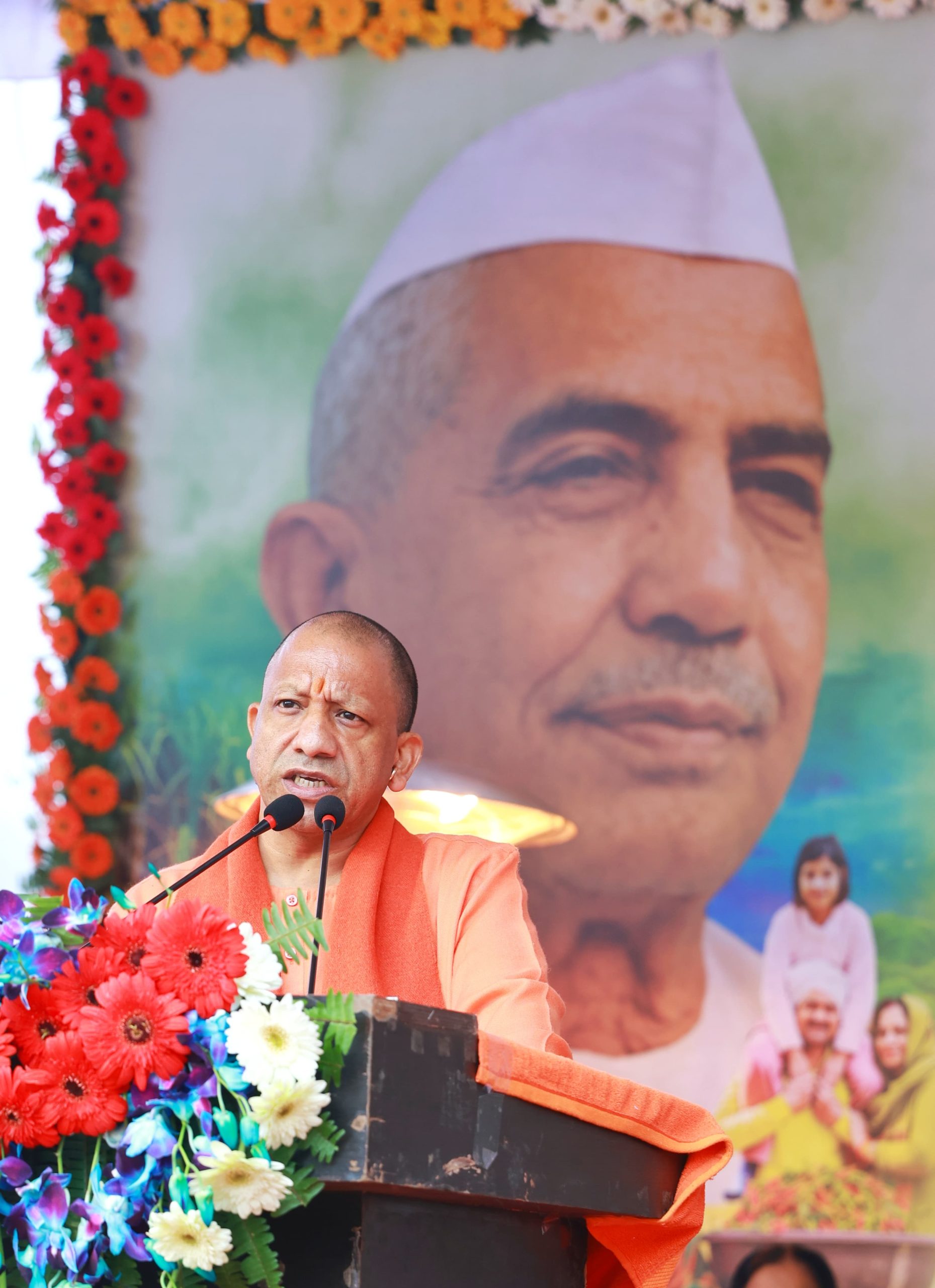 किसान दिवस पर मुख्यमंत्री योगी ने चौधरी चरण सिंह को दी श्रद्धांजलि, किसानों को ट्रैक्टर व सम्मान।