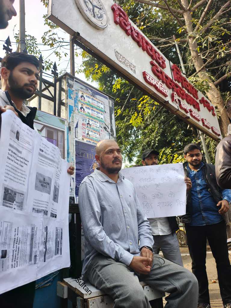 लखनऊ में निजी स्कूलों की मनमानी के खिलाफ अनोखा विरोध, छात्र नेता ने कराया मुंडन।