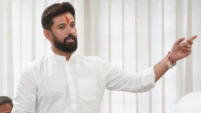 संसद में 8 सांसदों के निलंबन पर चिराग पासवान का तीखा हमला।