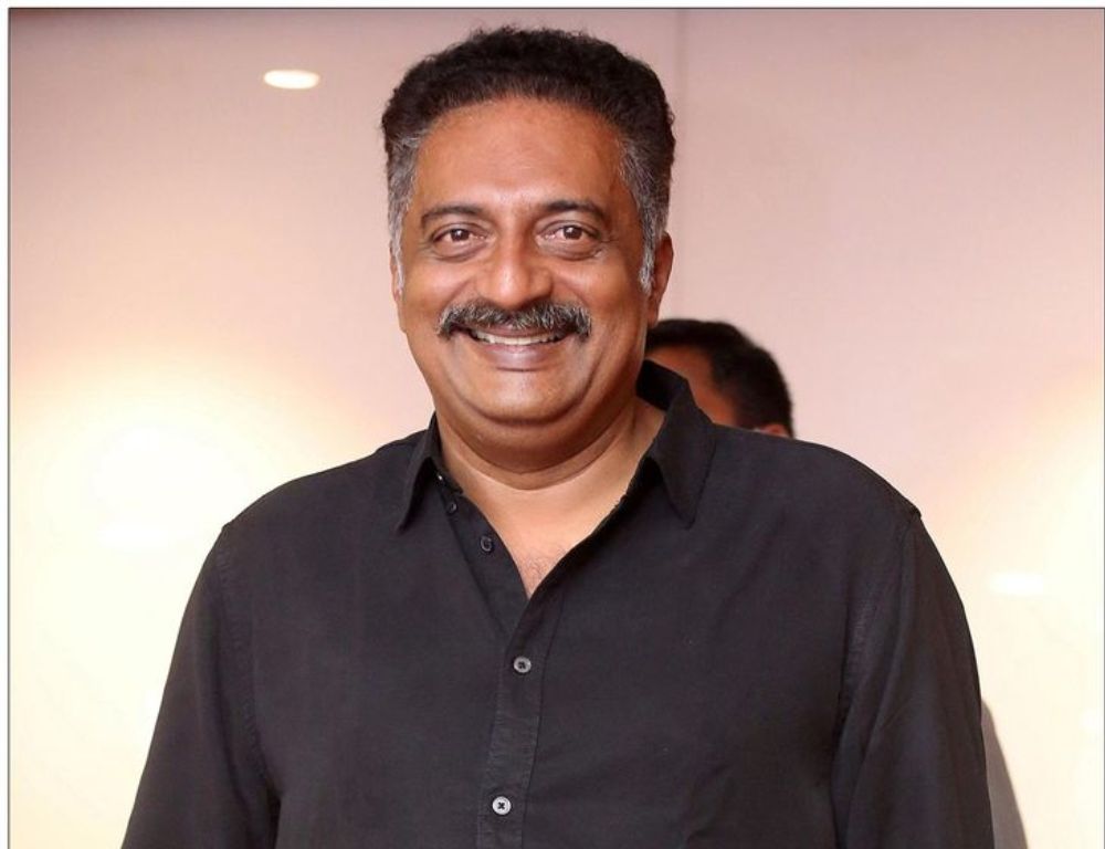 प्रकाश राज के ‘रामायण’ बयान पर विवाद, सोशल मीडिया से लेकर कानूनी मोर्चे तक बढ़ा मामला।