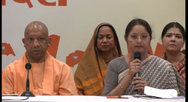 सीएम योगी ने प्रेस वार्ता में विपक्ष को लताड़ा संसद में विपक्ष के आचरण पर CM योगी का तीखा प्रहार।