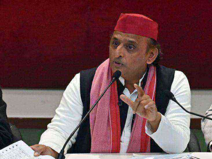 लखनऊ में शिक्षामित्रों को अखिलेश यादव की चिट्ठी।